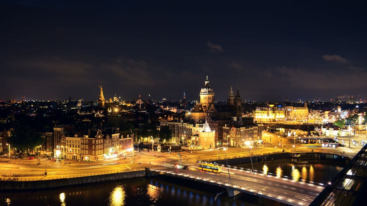 Long Layover at Amsterdam Schiphol (AMS): Sleep, Shower & What to Do