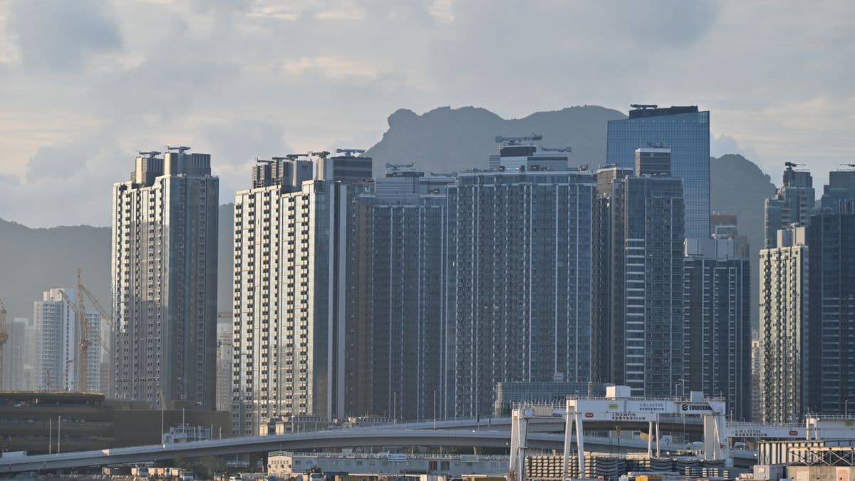 Long Layover at Hong Kong International (HKG): Sleep, Shower & What to Do
