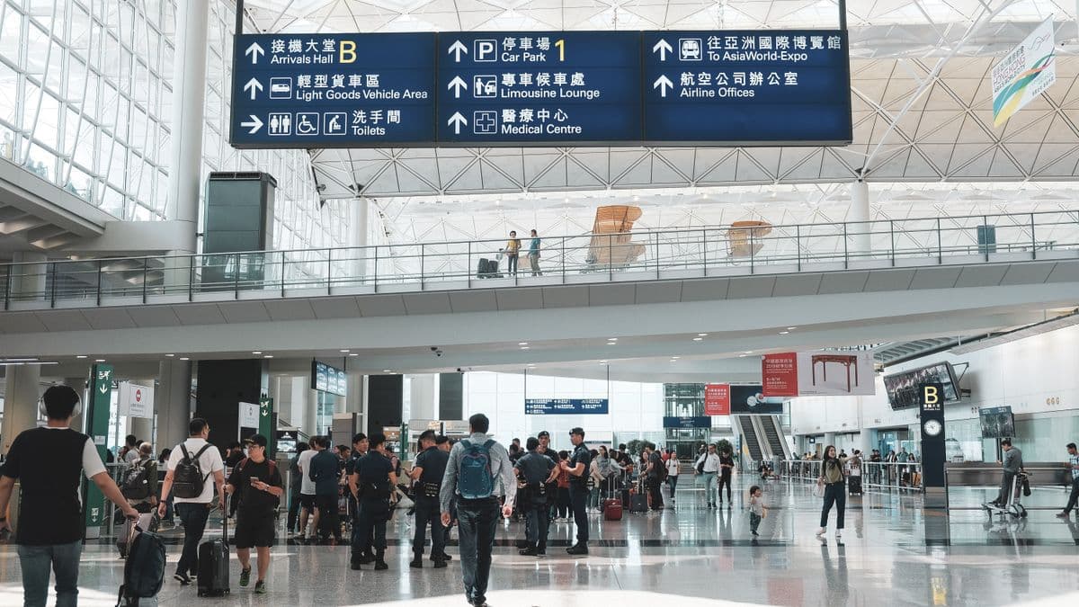 Hong Kong Airport to the City: Airport Express, Bus or Taxi Compared