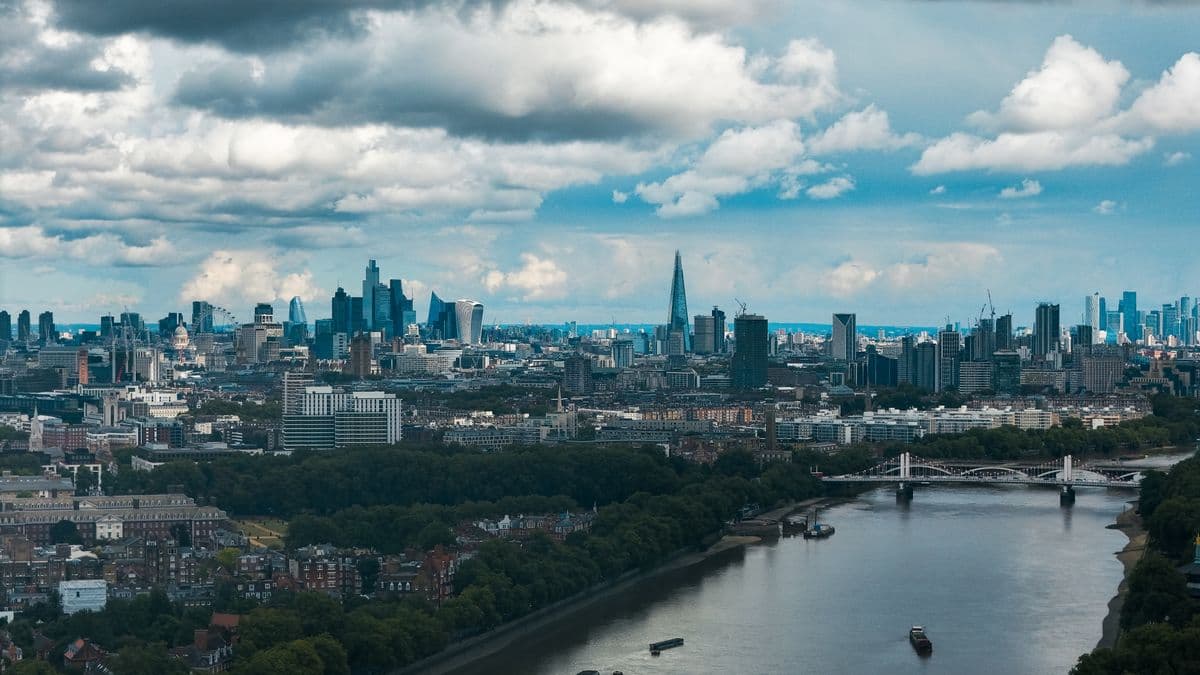 Long Layover at London Heathrow (LHR): Sleep, Shower & What to Do
