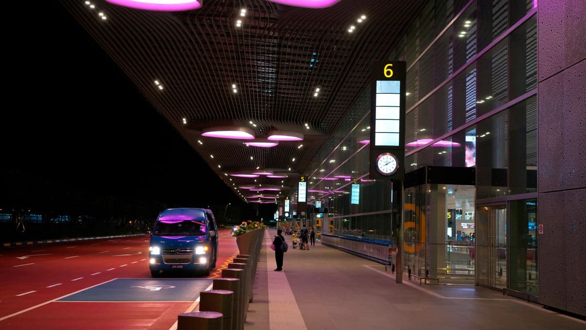 Changi Airport to the City: MRT, Bus or Taxi Compared